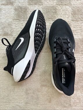 Nike Black and White Training Sneakers